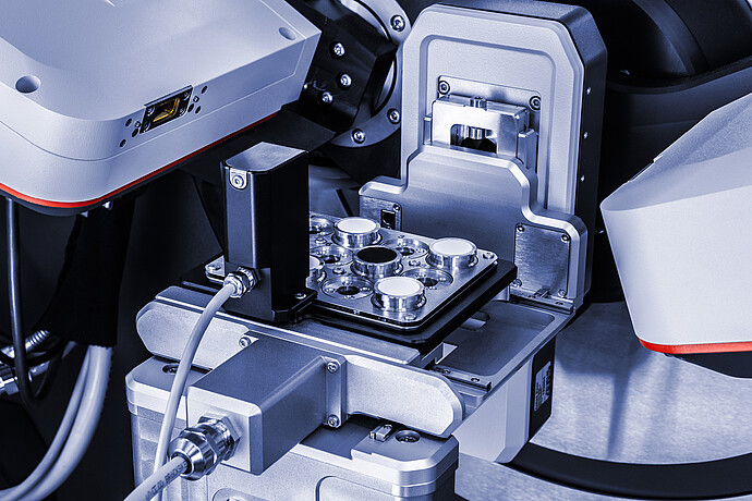 XRDynamic 500 に取り付けられたXY-12試料ステージ。