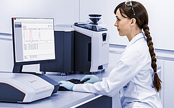 Anton Paar expert using Litesizer DIA for particle analysis during a lab training session.