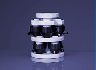 The seal forming device enables the proper pre-forming and safe storage of seals and screw caps of Rotor 8 and 16. One unit has a capacity for 8 caps/seals of different kinds. Storage in this device prolongs the lifetime of the lip-type seals.