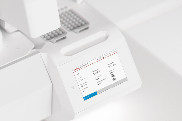 Julia Suite measurement screen showing PET heat-flow data beside sample trays on an Anton Paar lab instrument