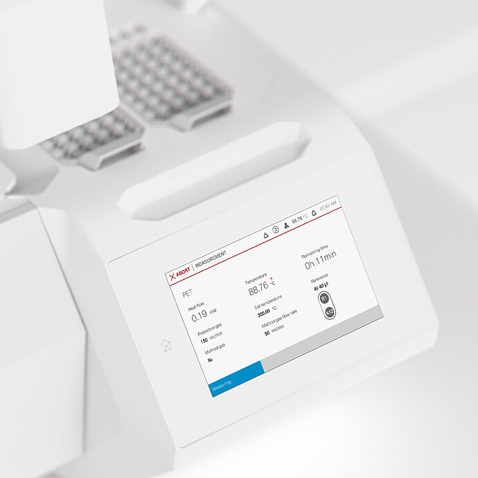 Julia Suite measurement screen showing PET heat-flow data beside sample trays on an Anton Paar lab instrument