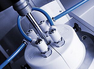 The Magneto-Rheological Device (MRD) is used to investigate the influence of a magnetic field on magnetorheological fluids (MRF). The Magneto-Rheological Device (MRD) is used to investigate the influence of a magnetic field on magnetorheological fluids (MRF).