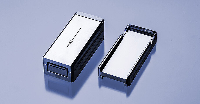 Parallel and focusing beam optics for every wavelength Parallel and focusing beam optics for every wavelength