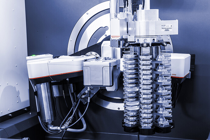 自動X線回折用のサンプルを収容する垂直サンプルマガジンを搭載したXRDynamicオートサンプラー。