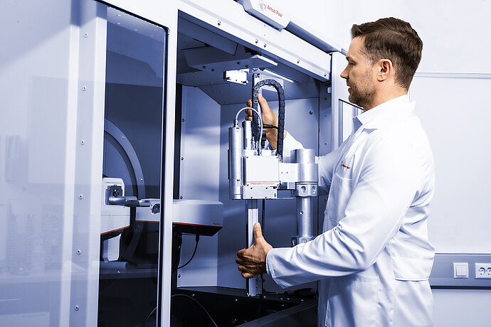 XRDynamic 500 のセットアップ時やメンテナンス時に、XRDynamicオートサンプラーをX線回折システム内に設置する技術者。