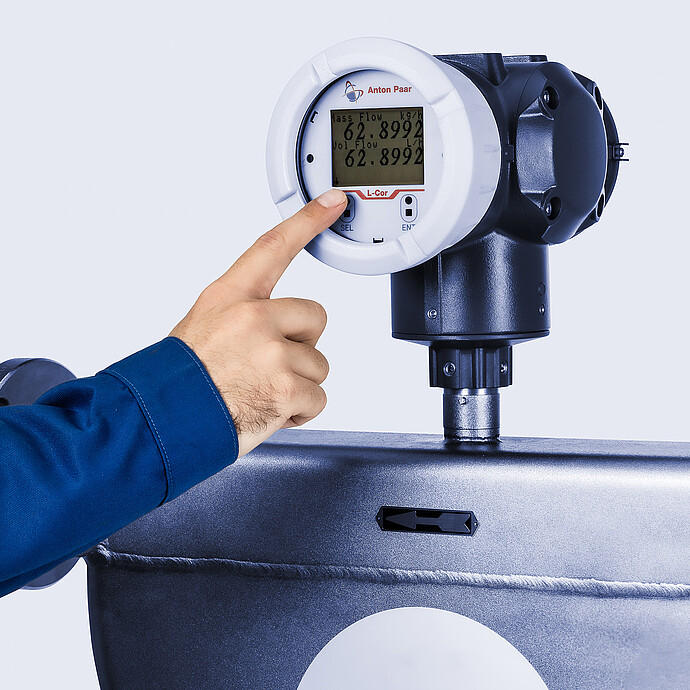 An operator using the transmitter of the Type B L-Cor 4000 Coriolis mass flow meter