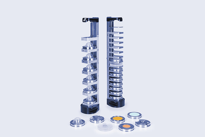 XRDynamicオートサンプラーで使用する2種類のサンプルマガジンと各種サンプルホルダー。