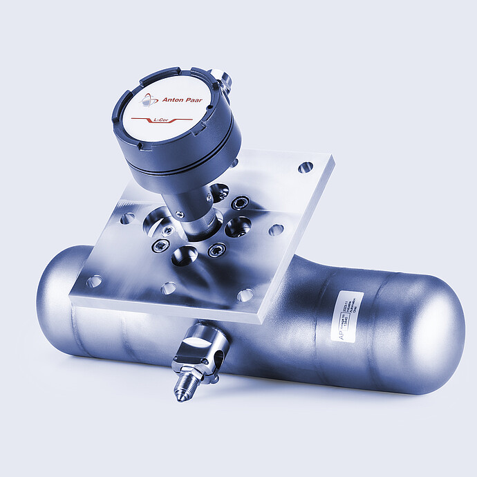 L-Cor 8500 super-high-pressure Coriolis flow meter mounted on stainless steel pipe section with flange plate and process connection