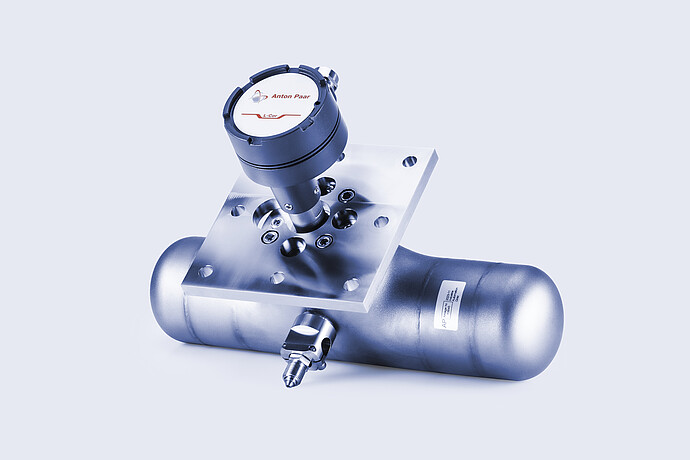 L-Cor 8500 super-high-pressure Coriolis flow meter mounted on stainless steel pipe section with flange plate and process connection