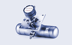 L-Cor 8500 super-high-pressure Coriolis flow meter mounted on stainless steel pipe section with flange plate and process connection