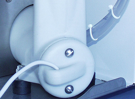 The solvent sensor accessory monitors the concentration of organic solvents in the exhaust air of Multiwave PRO. The factory-calibrated sensor is easily attached to the rear side of the instrument and triggers an alarm if a limit value is exceeded, but is not required for instrument safety. 溶剤センサーアクセサリーは、Multiwave PROからの排気に含まれる有機溶剤濃度を監視します。このセンサーは出荷時に公的標準に基づいて校正済みで、装置の背面に簡単に取り付けることができます。限界値を超えるとアラームを発します。ただし、これは装置安全性の必須条件ではありません。