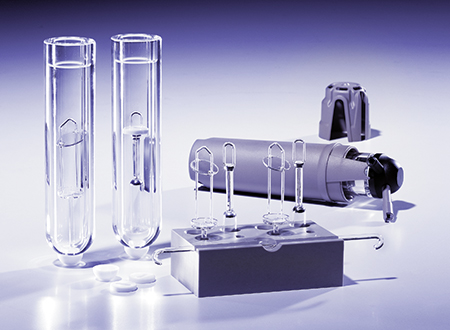 Microwave-assisted UV digestion is a powerful technique for the ultra-trace analysis of liquid samples with a high content of organic compounds, e.g. seawater, effluents, sewage, body fluids or beverages. UV irradiation of dissolved compounds leads to the formation of several highly reactive oxidative species, which accelerate the digestion of interfering substances or enable the determination of total dissolved nitrogen, phosphorus and carbon by converting various N, P, and C containing compounds to nitrate/nitrite, orthophosphate and carbon dioxide. マイクロ波加熱によるUV分解は、海水、廃液、下水、体液、飲料など、有機化合物の含有量が多い液体サンプルの超微量分析に効果的な技術です。溶解物質への紫外線照射によって、高活性酸素種が形成されます。この高活性酸素種は、干渉物質の分解を促進します。また、N、P、Cを含む様々な化合物を硝酸塩/亜硝酸塩、オルトリン酸塩、二酸化炭素に変換することによって、溶存窒素、リン、炭素の測定が可能になります。