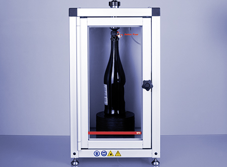 The SFD Sparkling Wine Filling Device transfers sparkling wine or wine directly from a closed bottle into the measuring chamber of a measuring instrument.