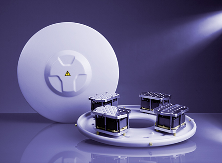 Der Rotor 4x20MGC ist speziell für Anwendungen im Milligramm-Maßstab wie in der medizinischen Grundlagenforschung, der Biotechnologie oder der forensischen Chemie konzipiert. Das Gerät bietet 80 Standard-HPLC/GC-Gläschen Platz, die in Siliziumkarbid-Blöcken mit 5x4-Matrix angeordnet sind. Der Rotor 4x20MGC ist speziell für Anwendungen im Milligramm-Maßstab wie in der medizinischen Grundlagenforschung, der Biotechnologie oder der forensischen Chemie konzipiert. Das Gerät bietet 80 Standard-HPLC/GC-Gläschen Platz, die in Siliziumkarbid-Blöcken mit 5x4-Matrix angeordnet sind.